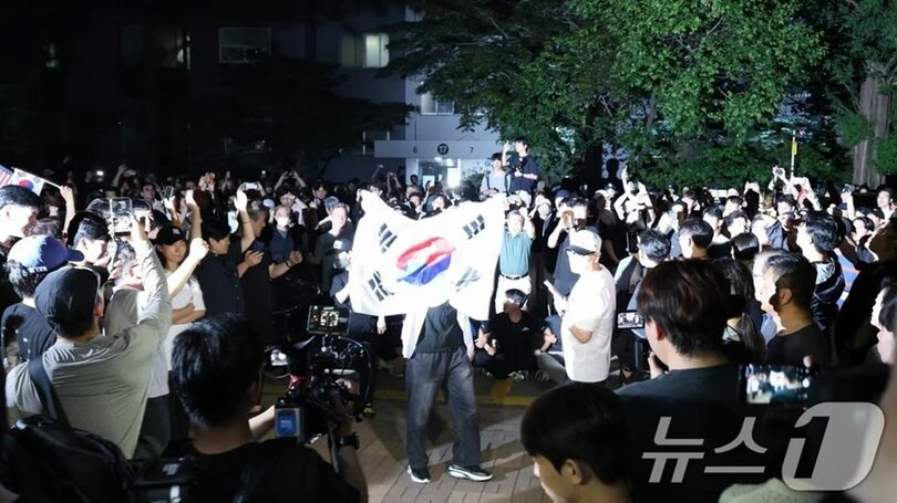 3日午後、ソウル市松坡区蚕室7洞第2投票所で、一部住民が開票中断を訴えている(c)news1