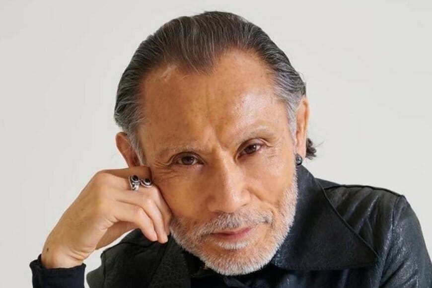71歳 片岡鶴太郎 イタリアのヴィンテージスーツ姿を披露。「TONELLO」のダンディな着こなしに「さすがの貫禄」「かっこいい…憧れです」と反響。グレー×ピンクの上級者コーデ。