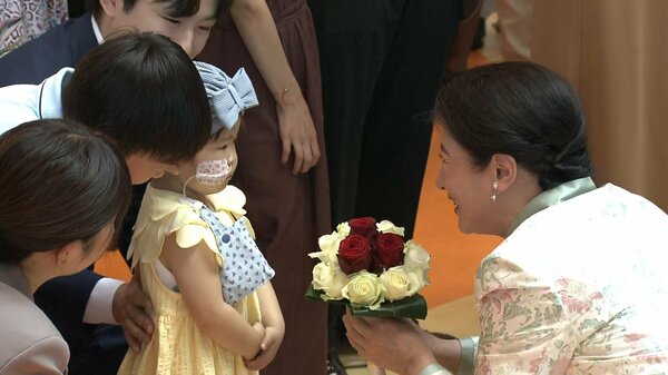 天皇皇后両陛下がオランダの小児がんセンターで子ども達と交流 皇后さまはピンクの花柄ジャケットで 国王夫妻も同行 – FNNプライムオンライン 天皇皇后両陛下がオランダの小児がんセンターで子ども達と交流 皇后さまはピンクの花柄ジャケットで 国王夫妻も同行 - FNNプライムオンライン