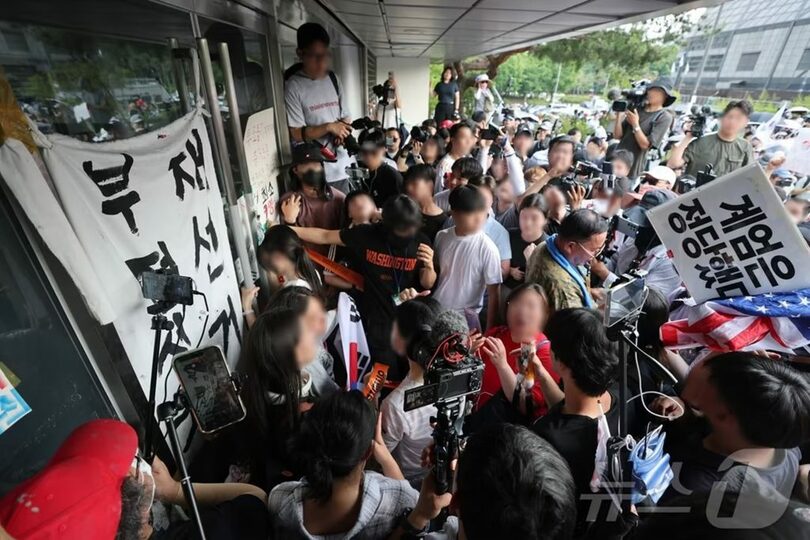16日、大韓体育会関係者らのハンドボール競技場への進入を阻む市民(c)news1