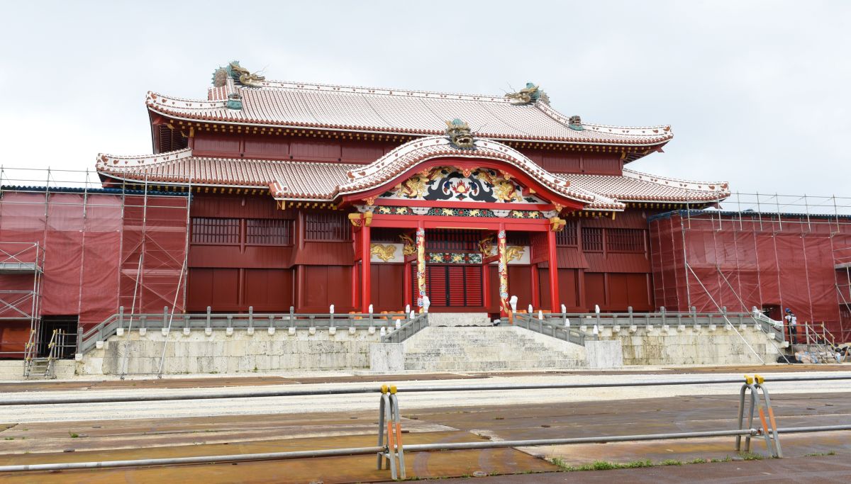 <div class="caption">１１月２３日から一般公開される首里城正殿＝２日、那覇市（国吉聡志撮影）</div>
