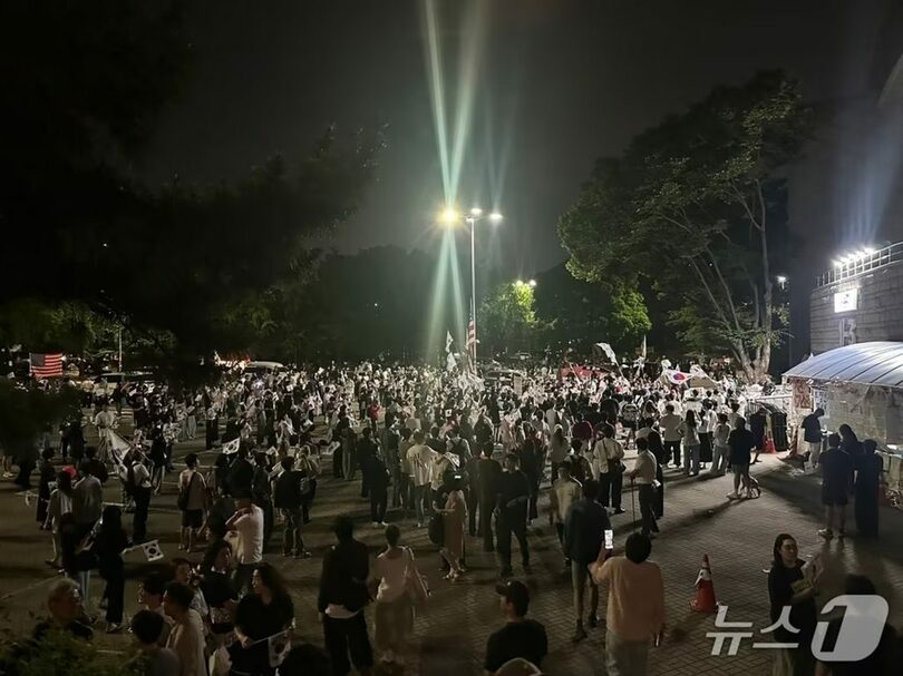 14日午後10時ごろ、ソウル市松坡区のオリンピック公園ハンドボール競技場でデモを続ける市民ら(c)news1
