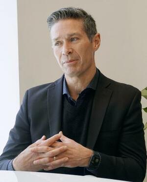 インタビューに答えるＭＬＳのダン・コートマンシュ上級副社長＝５月１日、ニューヨーク（共同）