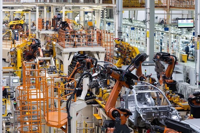 自動車生産工場の組み立てライン