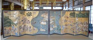 修繕事業が始まった市指定文化財「一ノ谷屋島合戦図屏風」。右隻に一ノ谷合戦、左隻に屋島合戦が描かれている（市教育委員会提供）