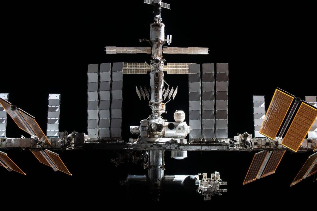 ISSロシア区画で空気漏れが増加 対応作業にあわせて一部の宇宙飛行士が宇宙船に一時退避 2021年11月に撮影されたISS(国際宇宙ステーション)の外観(Credit: NASA)