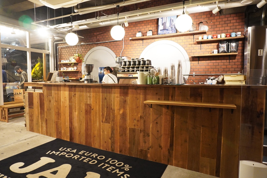 建物の赤いレンガと木の風合いがおしゃれな「JAM」店内