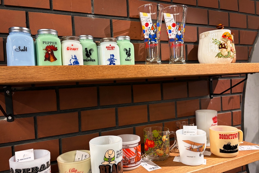 「JAM」のコーヒースタンド横にはカップの販売も