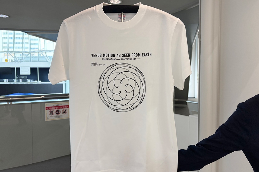 「公転周期Tシャツ」（2000円、Lmaga.jp撮影）