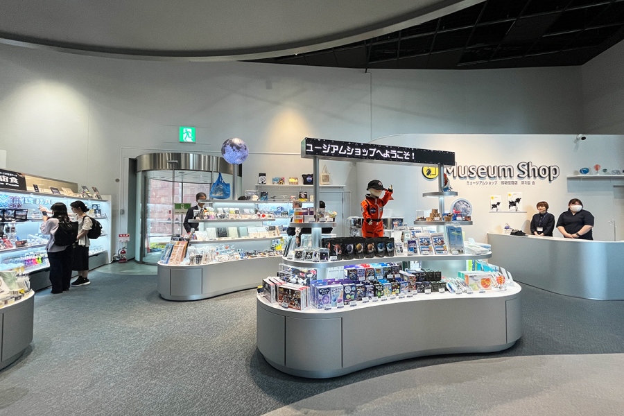 6月4日よりリニューアルオープンした「大阪市立科学館」のミュージアムショップ（Lmaga.jp撮影）