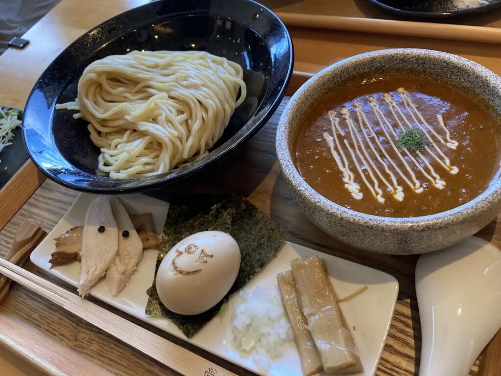 【松阪市】全8種類の個性派メニューが勢ぞろい!「開花屋太郎」で6/10(水)から「つけ麺大会」がはじまりました☆ | 号外NET 松阪市 開花屋太郎のつけ麺ななめ