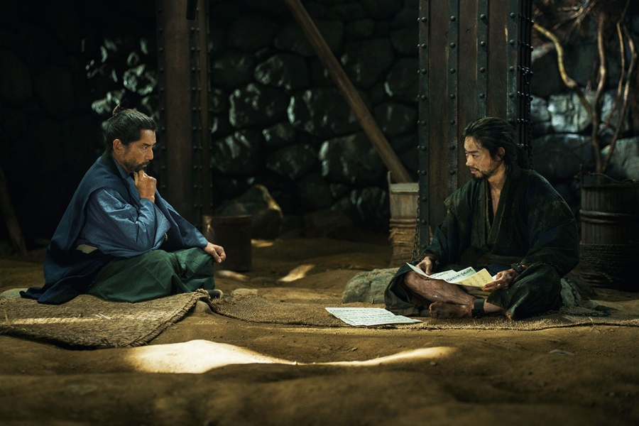 映画『黒牢城』より。次々と起こる殺人と怪事件について、官兵衛（菅田将暉）に相談する村重（本木雅弘）©2026 映画「黒牢城」製作委員会