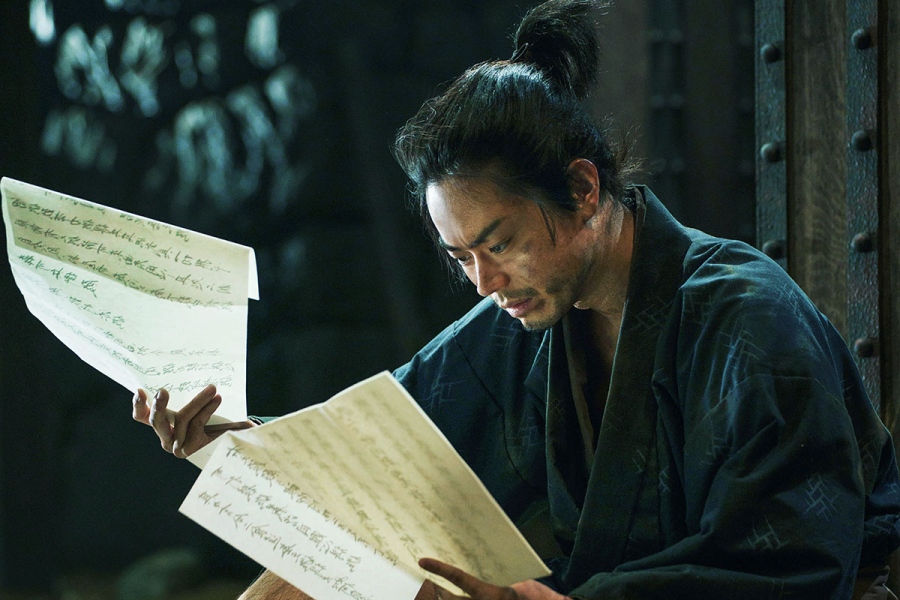 映画『黒牢城』より、黒田官兵衛（菅田将暉。城内で起きた殺人と怪事件の謎を解くため、 牢の中から村重に助言する　©2026 映画「黒牢城」製作委員会