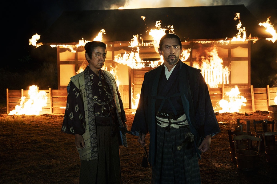 映画『黒牢城』より。荒木村重（本木雅弘）と秋岡四郎介（ユースケ･サンタマリア）　©2026 映画「黒牢城」製作委員会