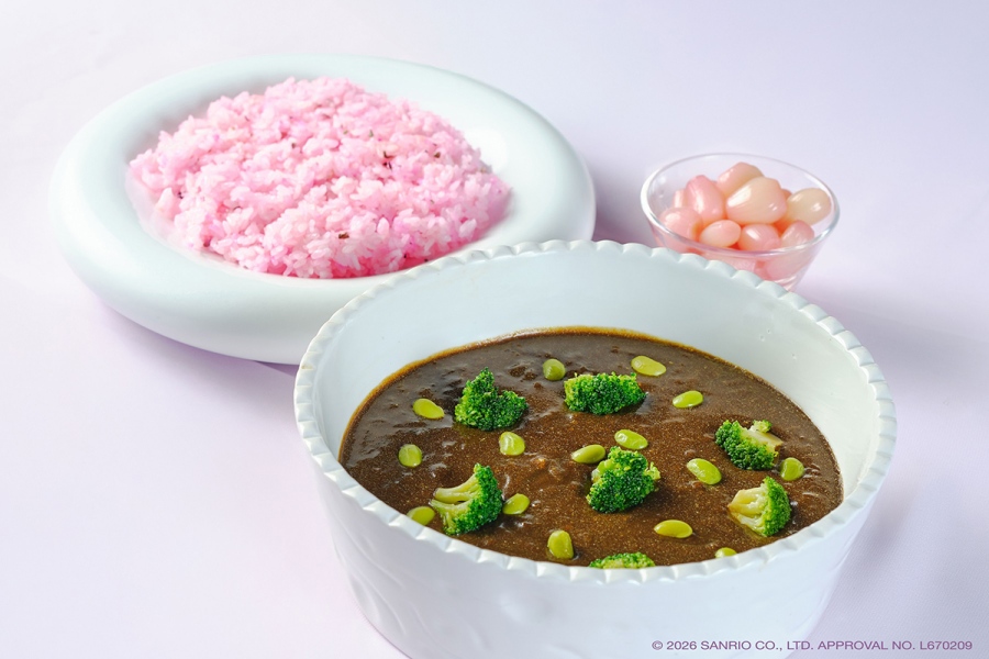 「KUROMI Summer Sweets Party Dessert Buffet」に登場する「漆黒の特製カレー ～恋するピンクライスとクロミの好物“らっきょう”を添えて～」