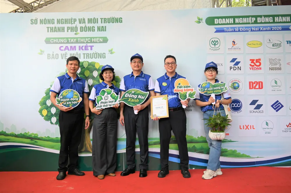 Lãnh đạo Sở Nông nghiệp và Môi trường, địa phương cùng cam kết hành động bảo vệ môi trường.JPG