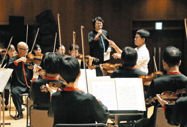 OEKの迫力演奏 金沢の中学生堪能 県立音楽堂 指揮も体験