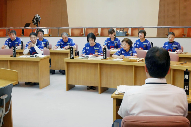 鮮やかブルーに染まる町議会 議員が奈良クラブ応援Tシャツ - 奈良県三郷町
