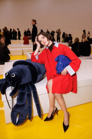 舞台はパリの要塞城　スペイン発「ロエベ」が描いたカラーでエネルギーチャージ　藤岡篤子のFashion Story