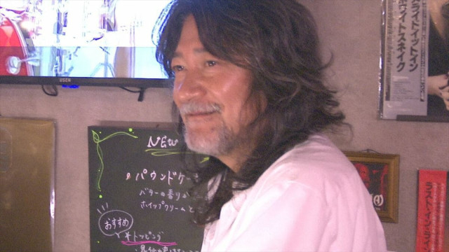 「甲府でのロック化計画」 父娘で営むバー オジー・オズボーンやレッド・ツェッペリン ロックバンドのグッズが並ぶ 山梨・SHINDY Rock Bar