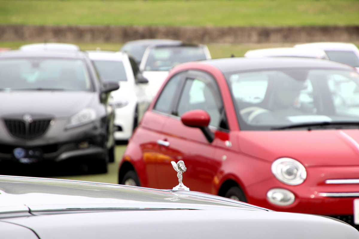 並べ方に規則性はなく、イタリア車の横にイギリス車、そしてドイツ車やフランス車などランダム。