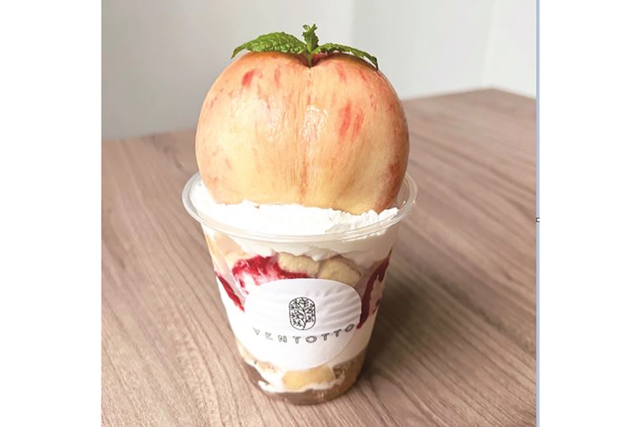 『MOMOフェス』に登場する「VENTOTTO」のあら川の桃まるごとパフェ（1杯2860円）は6月25日・26日限定