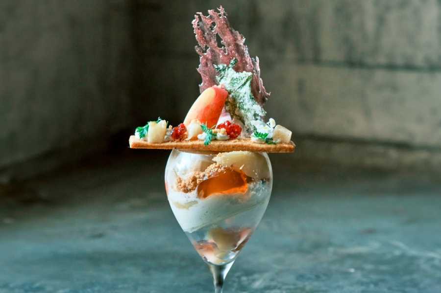 「enough（イナフ）」のlimited parfait ～桃・フランボワーズ・ 大葉～（1人前3300円）