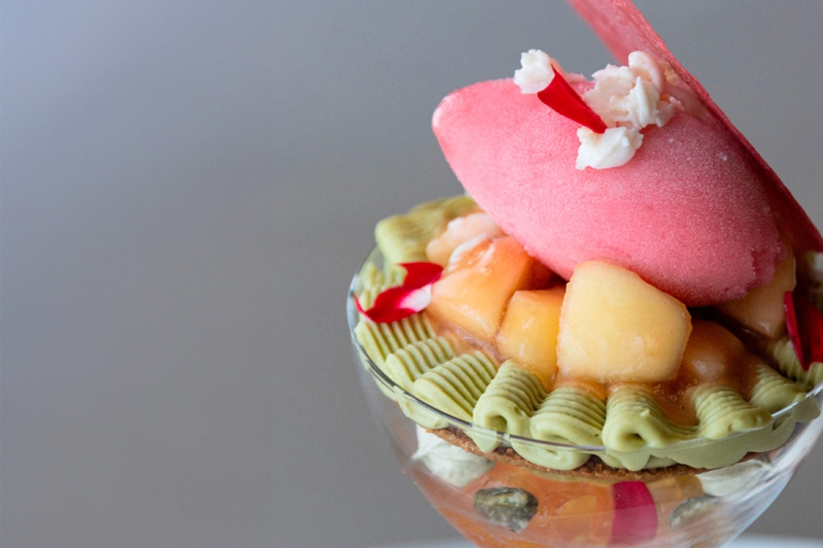 「BIEN-ETRE MAISON（メゾン ビヤンネートル）」の桃とピスタチオのパフェ（ペアリングドリンク紅茶付き1人前3300円）