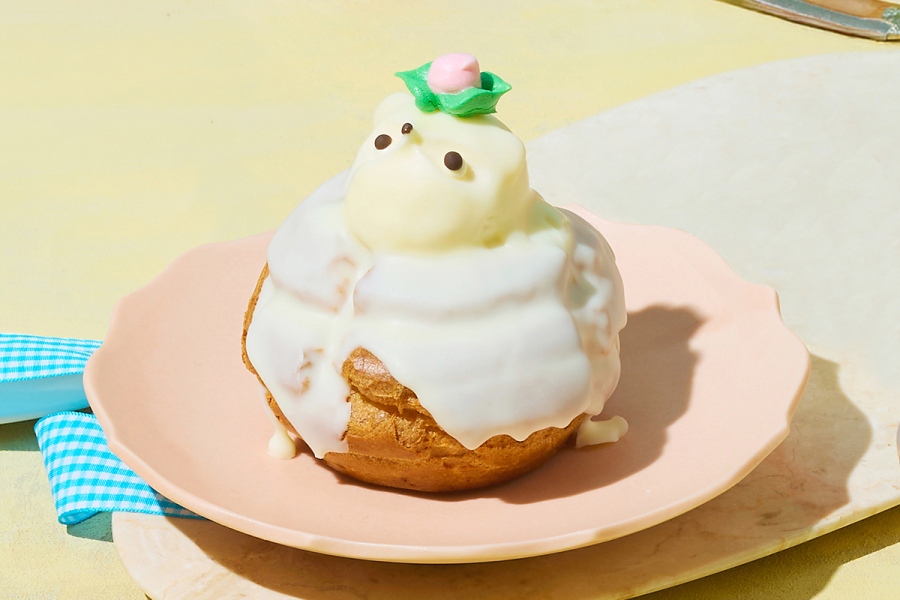 「太陽ノ塔 洋菓子店」の桃とサワークリームのたぬき（1個810円）。7月8日～21日まで