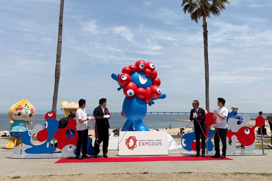 「泉南りんくう公園 SENNAN LONG PARK」に設置された「ワクワク」ミャクミャクモニュメント（6月6日、除幕式にて撮影）