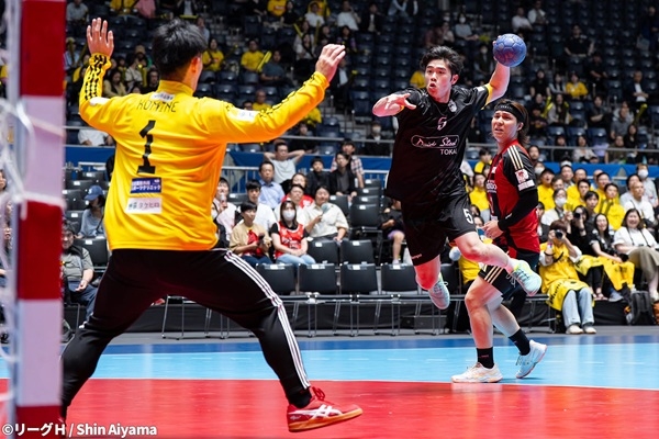 写真2025/26シーズンの日本ハンドボールリーグH男子プレーオフレッドトルネードと大同フェニックスの試合の様子、写真出典=日本ハンドボール連盟