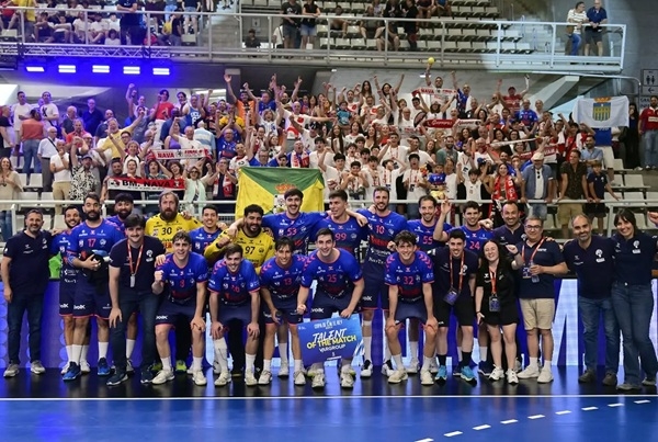写真2025/26シーズンスペイン男子ハンドボール麻生発リーグ昇降プレーオフ第1戦で勝利を収めた那波選手たち、写真出典=那波