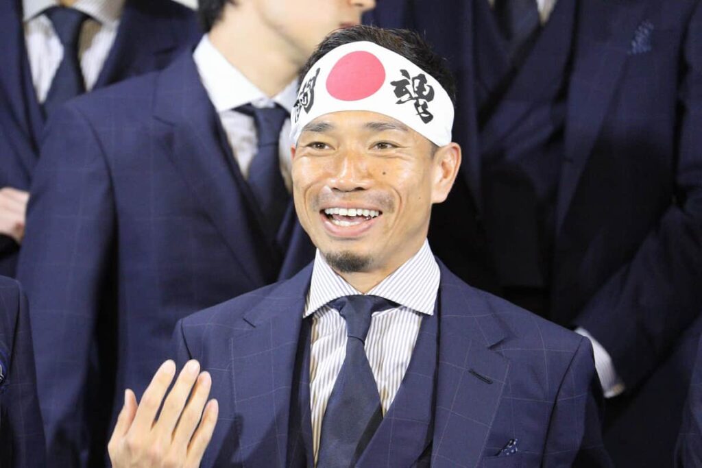サッカー日本代表、事前合宿地メキシコへ　長友佑都、成田で「闘魂」日の丸ハチマキに歓声→到着時はカウボーイハットで歓迎: J-CAST ニュース