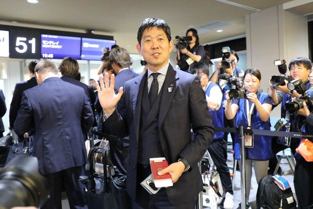 報道陣の呼びかけに応える森保一監督