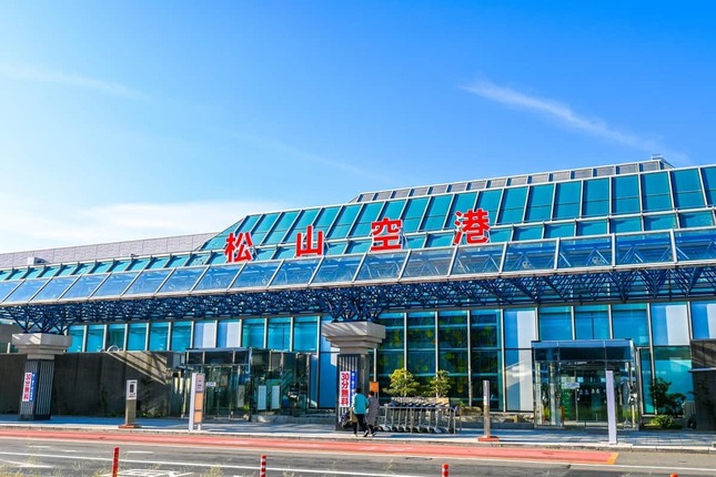 訪日外国人向けの無料送迎バスは、松山空港と市中心部、道後温泉を結ぶ