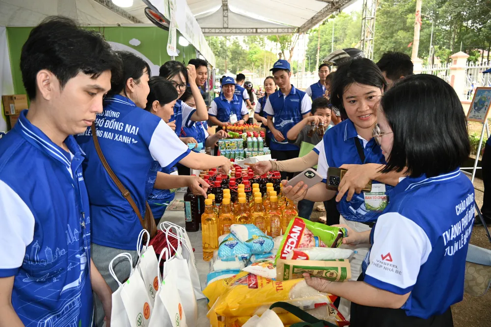 Người dân tham gia Chương trình “Thu đổi chất thải lấy quà tặng” ngay tại buổi lễ.JPG