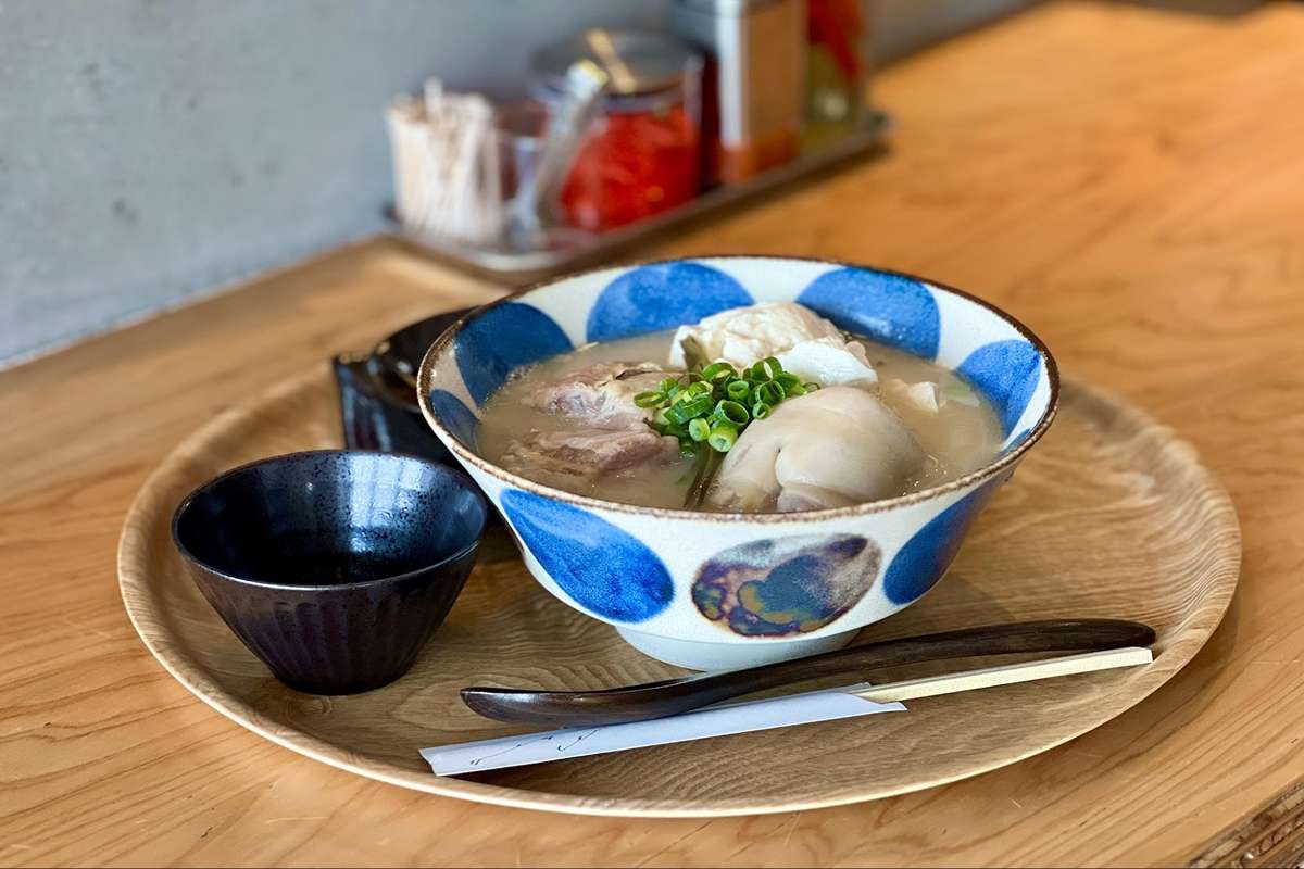 カフェのように落ち着けて、食堂のように気軽に。沖縄そば&カフェ「nomacloset(ノマクロ)」(西原町)