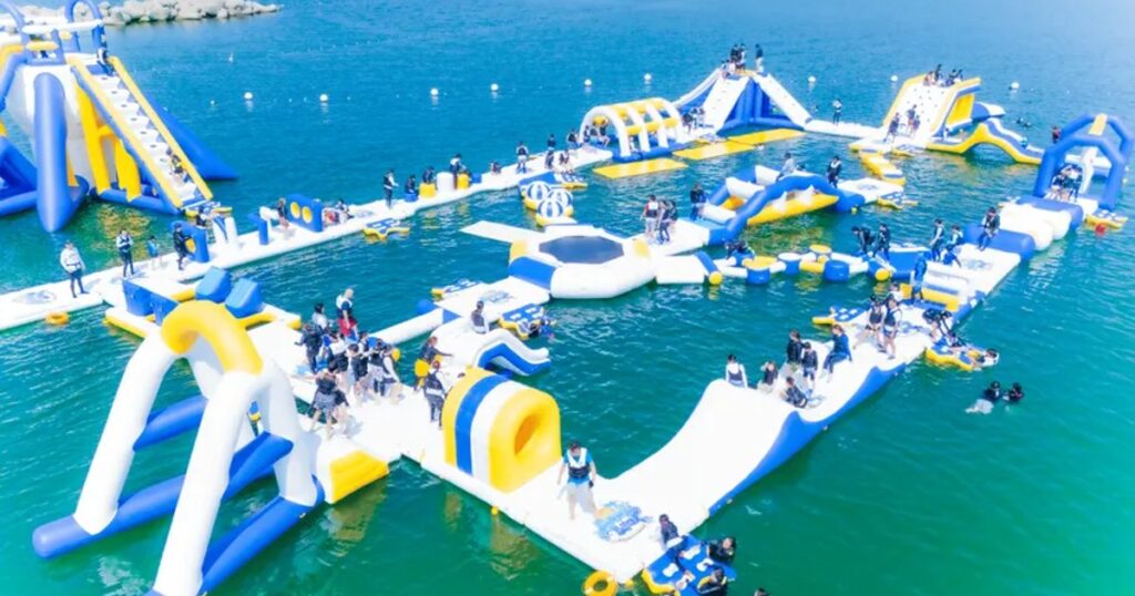 海の上を全周200mで駆け回る夏！ 片男波海水浴場「AQuaLooP マリンアドベンチャー和歌山片男波」