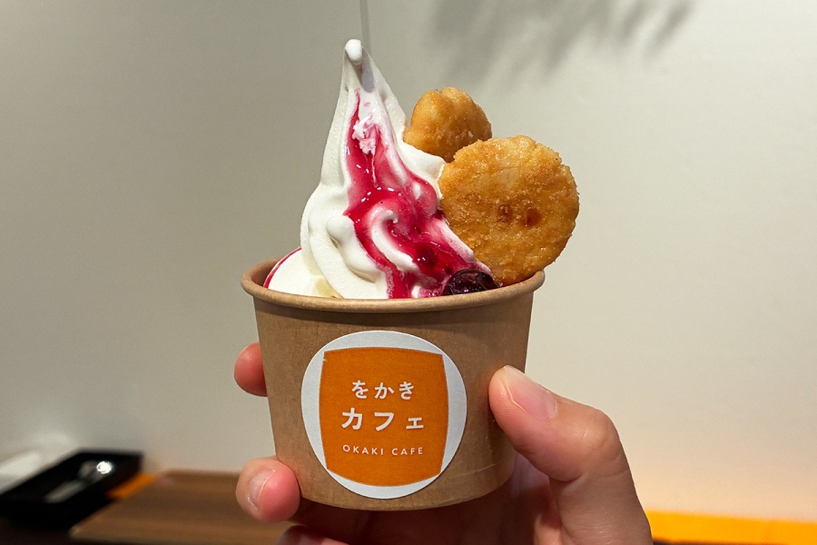 おかきをアレンジしたスイーツが集う「をかきカフェ」。「カスタムおかきソフト」（648円）は、おかきやソフト、ソースなどを選べる（Lmaga.jp撮影）