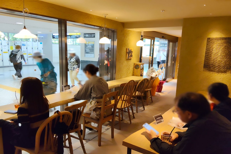 エキマルシェ大阪「fiveran osaka coffee BASE」イートインスペース（2026年6月10日・プレオープンの様子／Lmaga.jp撮影）