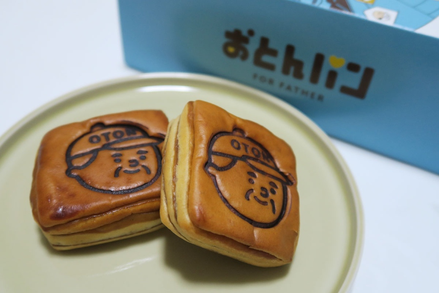 「おとんパン」は、キャラメル味のパンに“おとんの焼き印”を押した限定品
