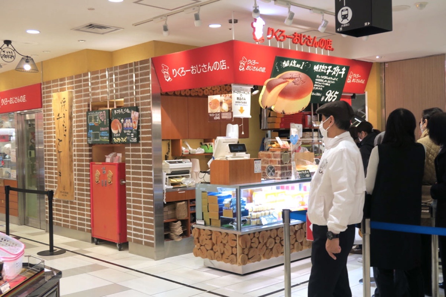 チーズケーキが人気、大阪名物「りくろーおじさんの店」（写真は「大丸梅田店」内）