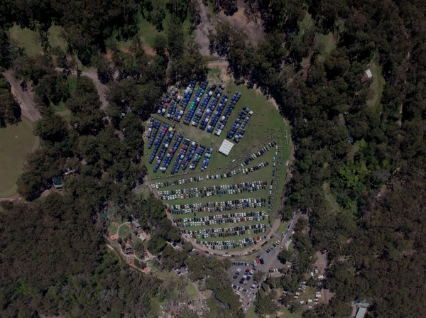 Sydney's Backyard Ultra (オーストラリア)の会場航空写真。広場の上半分に選手たちやオフィシャルのテントが立ち並ぶ。(SBU大会公式)