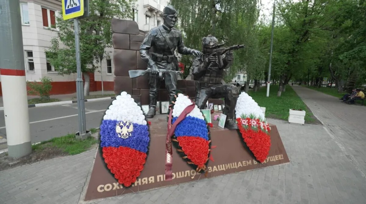 ヒムキにある記念碑。第2次世界大戦の兵士とウクライナで戦うロシア兵がかたどられている/CNN