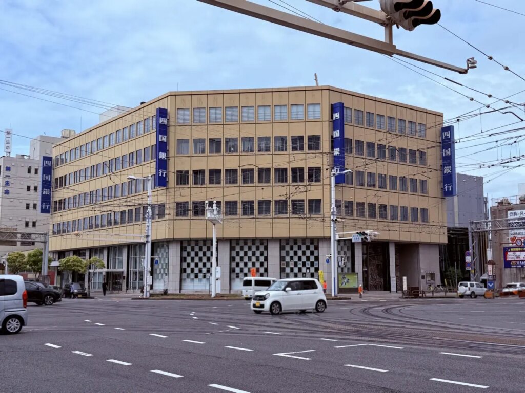 【高知市】2031年春ごろ完成予定。「四国銀行 本店」建て替えに向け周辺の工事が進んでいます | 号外NET 高知市 【高知市】2031年春ごろ完成予定。「四国銀行 本店」建て替えに向け周辺の工事が進んでいます | 号外NET 高知市