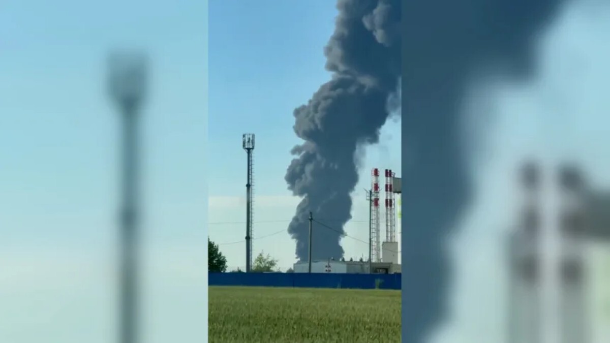 ロシアのクラスノダール地方への攻撃後、煙が立ち上る様子=6日/@ZelenskyyUA/X