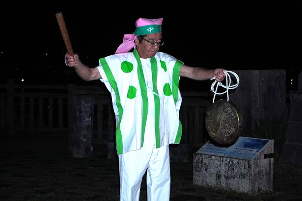 ハーレー鉦、夜明け前の糸満に響く 季節到来告げる打ち鳴らし 沖縄