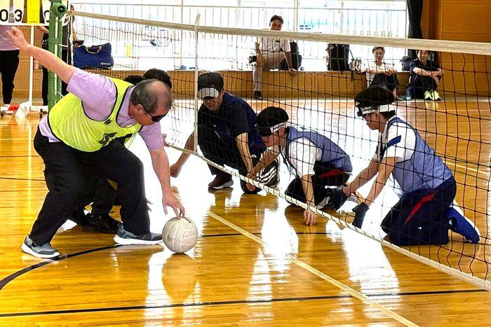 フロアバレーボールをプレーする沖縄盲学校の選手ら（提供）