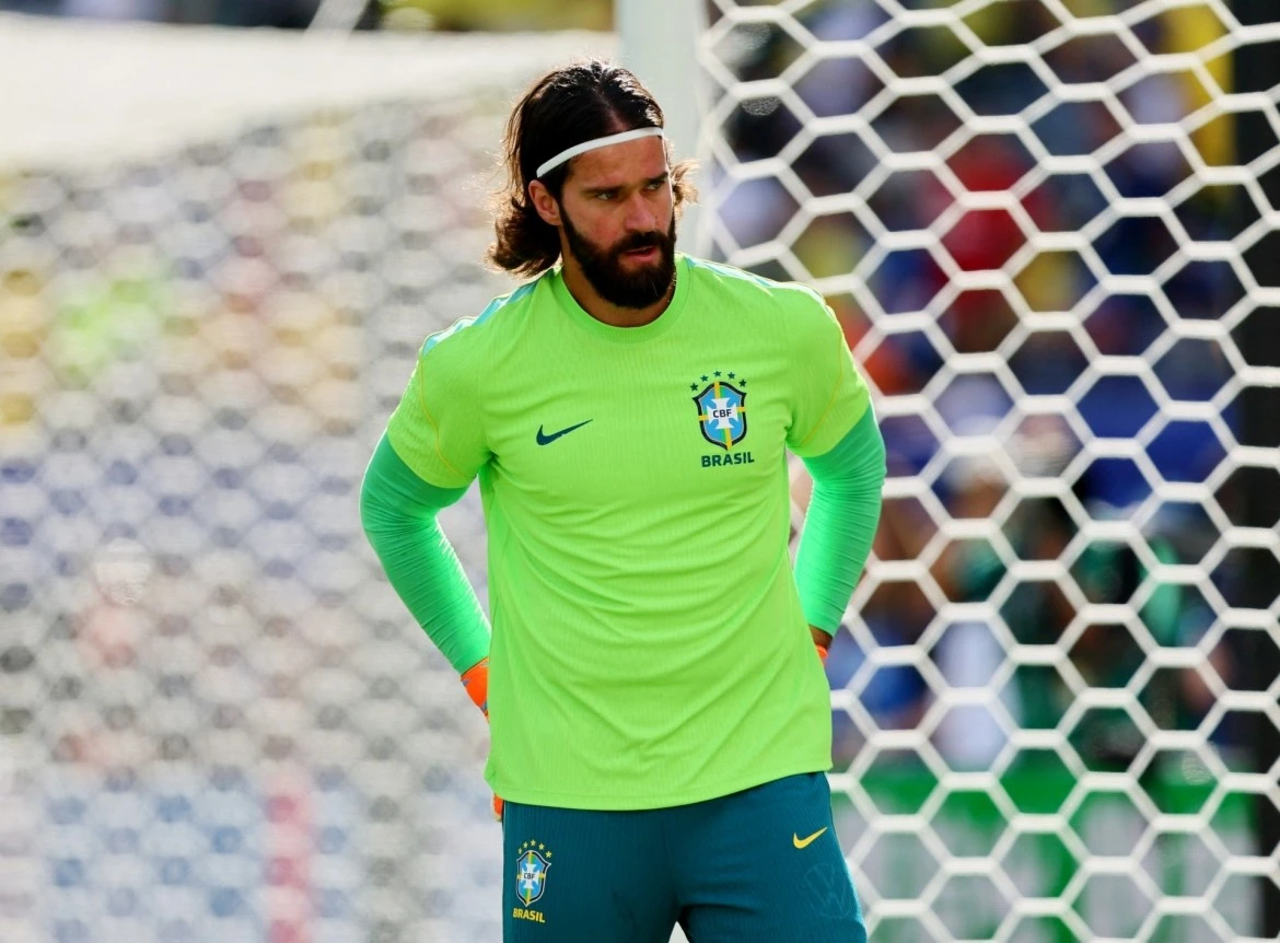 ゴールキーパーのアリソン・ベッカーが先発に選ばれた(写真:ロイター) Thủ môn Alisson Becker được lựa chọn bắt chính (Ảnh: Reuters)