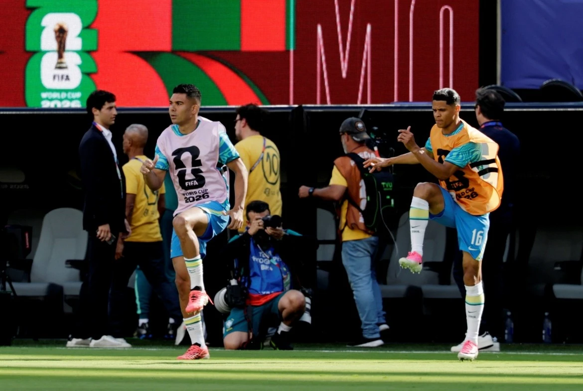 ブラジル代表選手たちが試合前にウォーミングアップを行う(写真:ロイター) Các cầu thủ Brazil khởi động trước trận (Ảnh: Reuters)